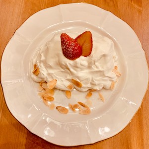 ¥845(<span style="font-size: 6pt;">税込</span> ¥930)<br>
クリーム好きのための一皿。シフォンプレートの5倍のクリームを使用!<br>
☆クリーム増し増し+250円<br>
☆各シロップの追加+60円<br>
<font color="red">※お好きなフレーバーが選べます
</font>